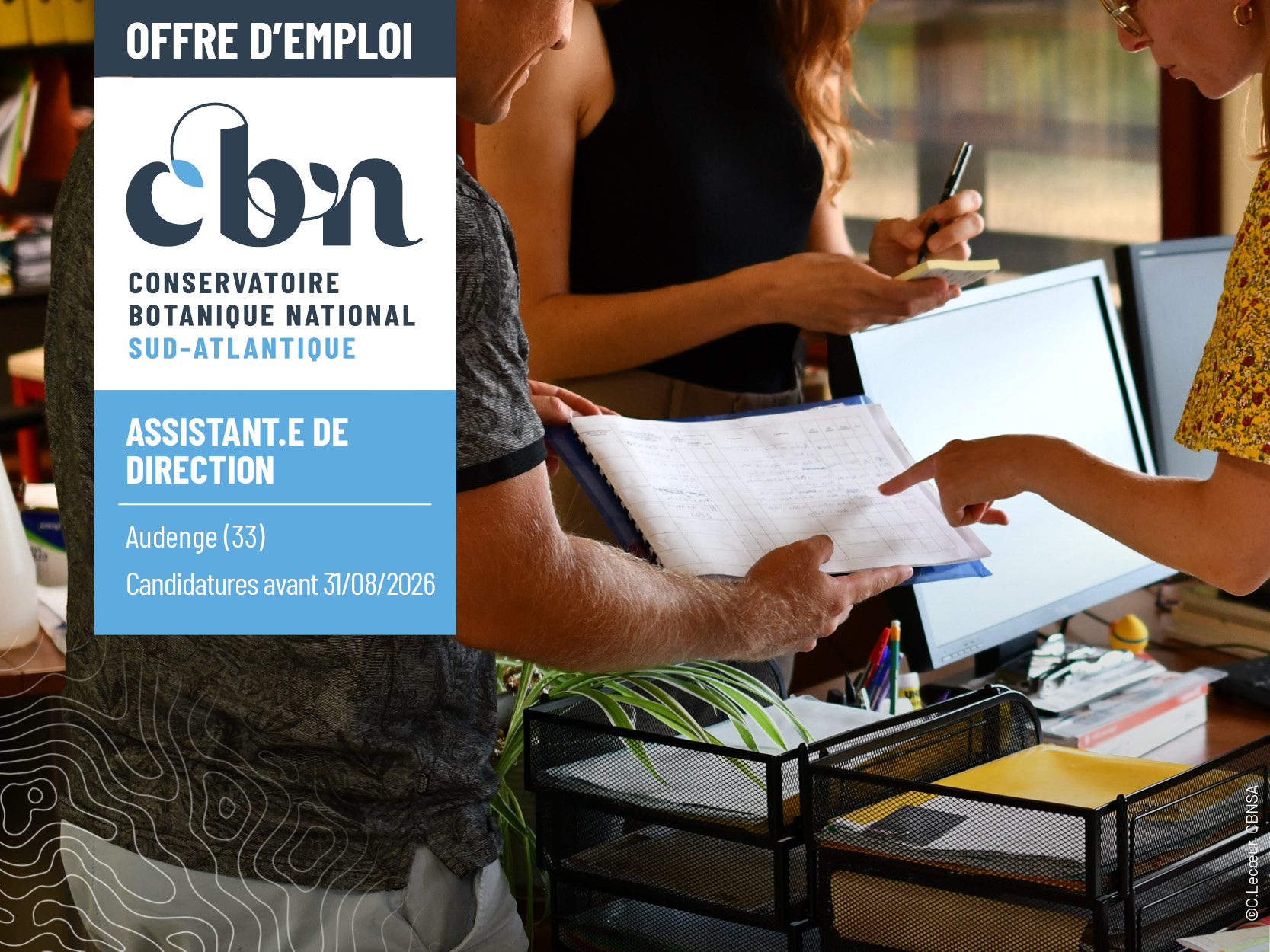 Vignette annonçant une offre d'emploi d'assistant.e de direction sur une photo présentant des agents échangeant autour d'un dossier dans un bureau administratif